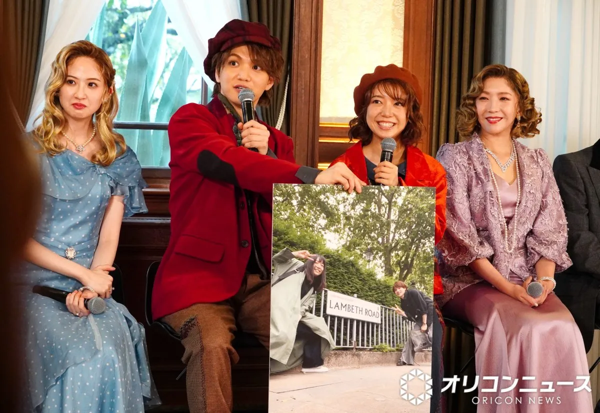 三浦宏規＆上白石萌音、『千と千尋』ロンドン公演時の秘蔵写真公開　スマホを地面に置き自撮り
