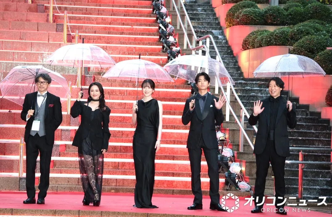 【東京国際映画祭】レッドカーペットに豪華俳優陣集結　大雨の中で開幕