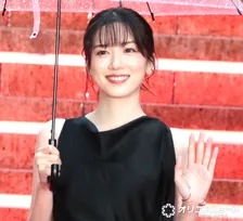 【東京国際映画祭】永野芽郁、約1年半ぶり公の場　大雨のレッドカーペットで笑顔みせる