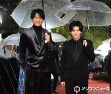 【東京国際映画祭】鈴木伸之＆柏木悠、レッドカーペットに登場　笑顔で談笑する姿も
