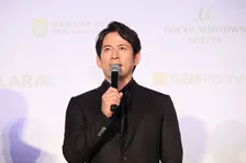岡田准一、ピアノ教師の母のため中村八大さん役に挑戦「母に観てもらいたい」