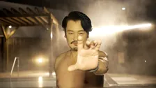 小田井涼平、『仮面ライダー龍騎』で共演の津田寛治とお風呂　上半身裸でゾルダの変身ポーズを披露　『ルパパト』奥山かずさも出演