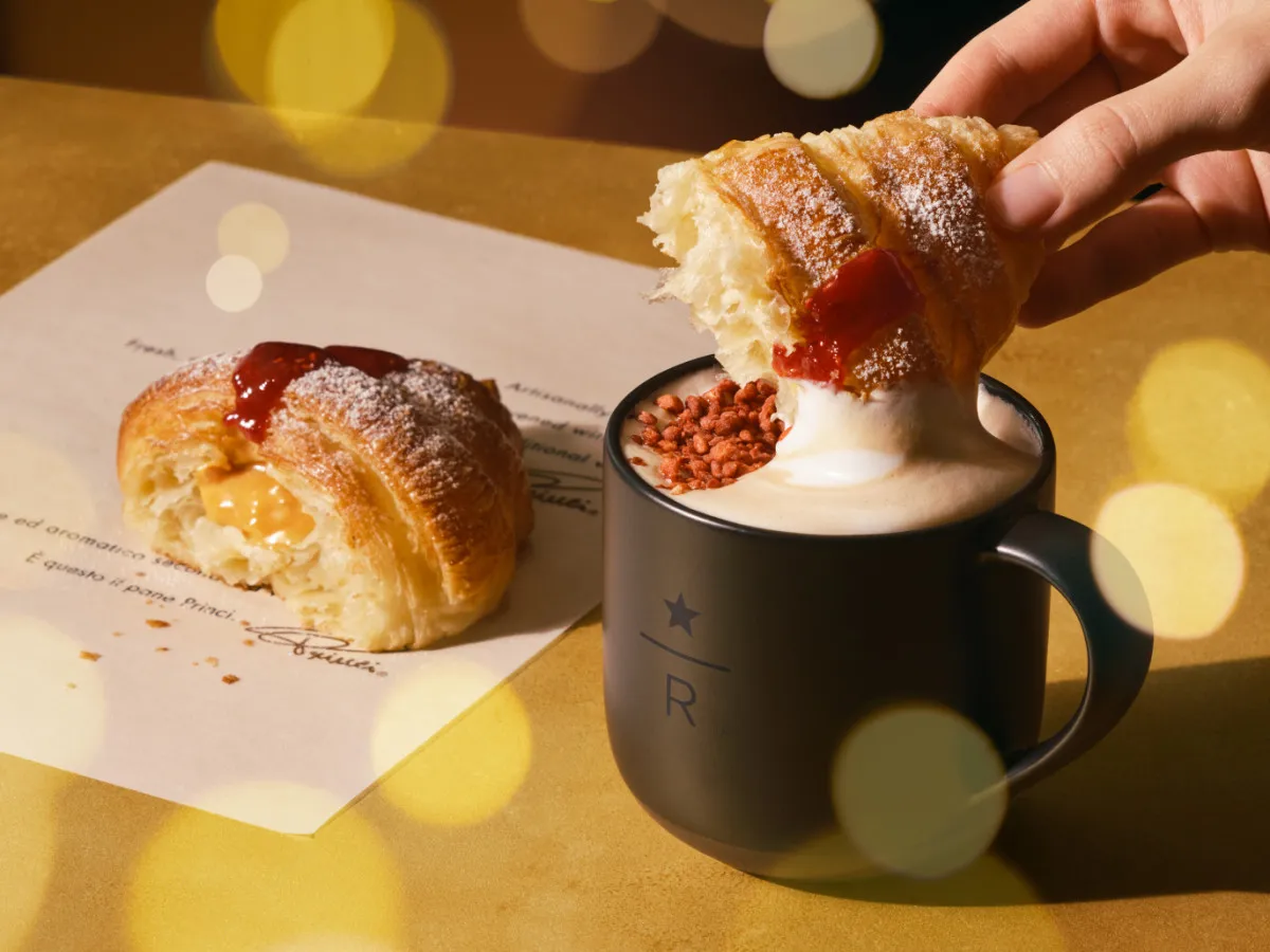 スターバックス リザーブ カフェにホリデーシーズン到来　華やぐ『コルネッティ ストロベリー&ラズベリー』新登場