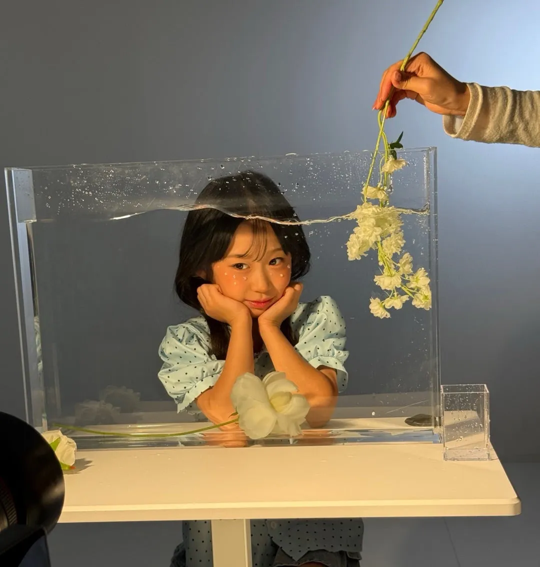 「え、可愛いすぎない？笑」「親バカ全開モード」モデルデビューしたパンサー尾形の8歳長女・さくらちゃん、母・あいさんが“撮影中”の様子を公開