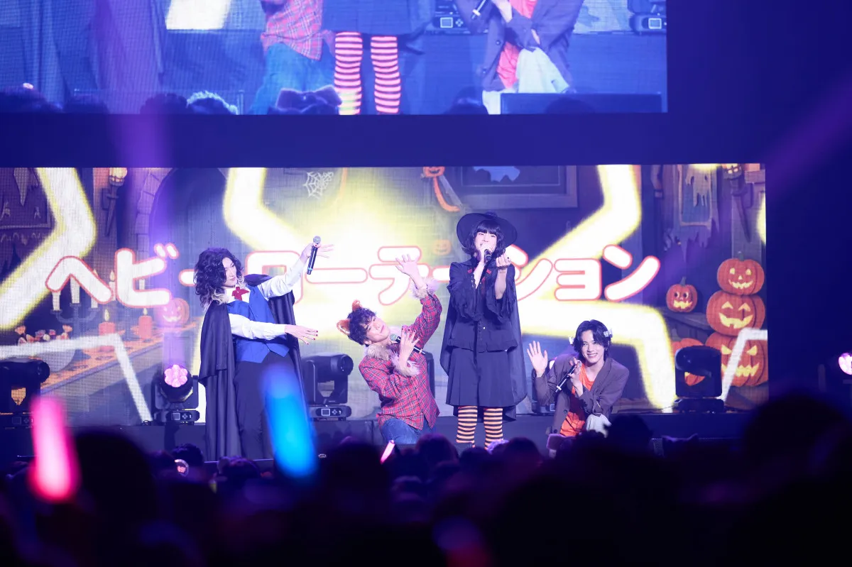 モナキ、仮装姿でファンをメロメロに　初ハロウィンライブで名曲メドレー＆爆笑企画