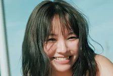 “豊麗なるグラビアクイーン”本郷柚巴、水着姿で抜群スタイル　魅力満載のグラビア披露