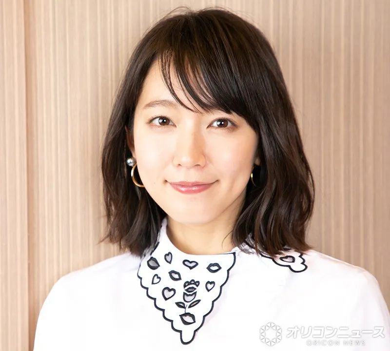 「徹子さんそっくり」吉岡里帆、“玉ねぎ頭”の扮装オフショットに反響「ポーズが可愛い」映画『SUKIYAKI 上を向いて歩こう』で黒柳徹子演じる