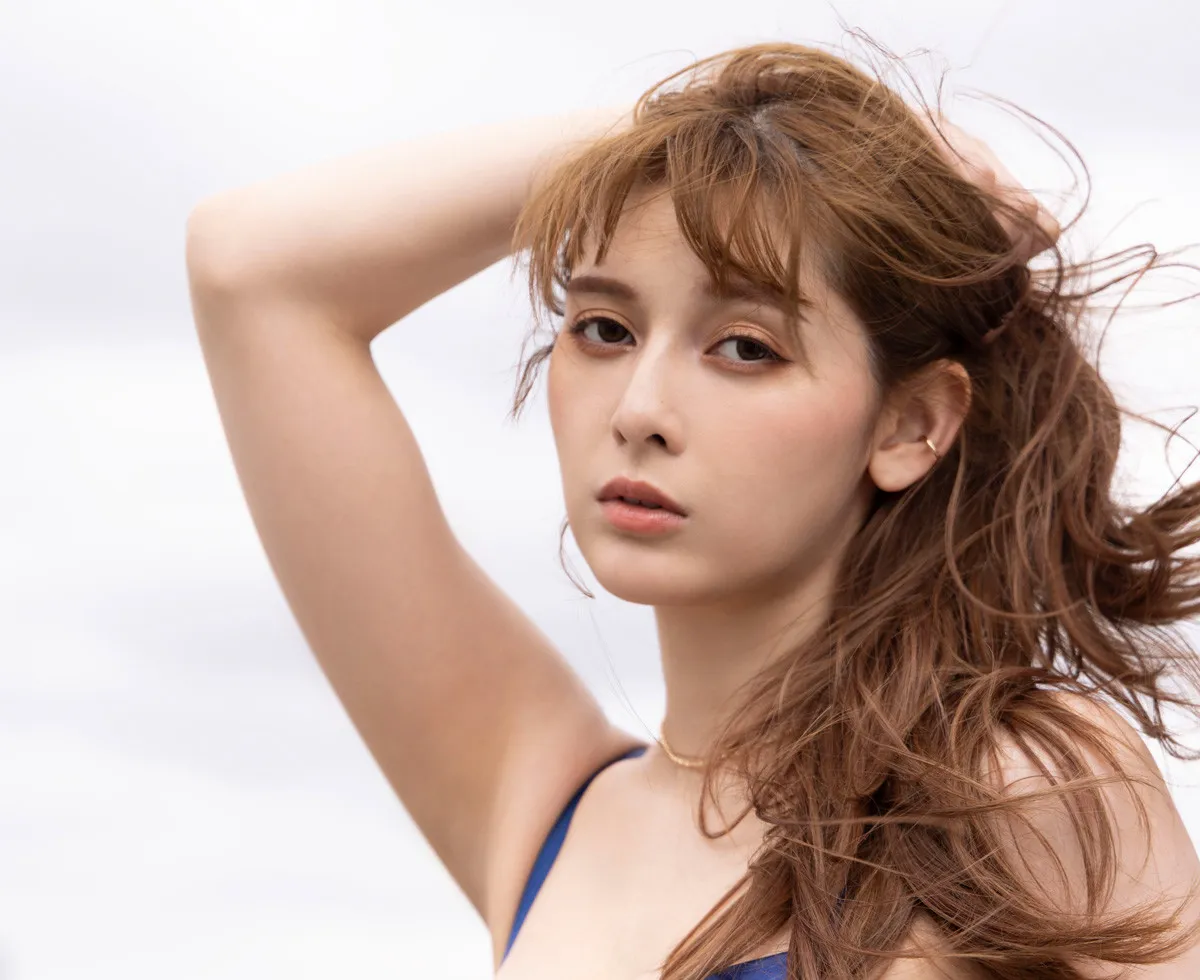 身長172cm・10頭身のアンジェラ芽衣、週プレで『仮面ライダーセイバー』共演者との絆語る「作品を通して出会えた大切な相棒」