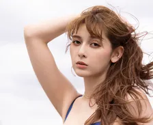 身長172cm・10頭身のアンジェラ芽衣、週プレで『仮面ライダーセイバー』共演者との絆語る「作品を通して出会えた大切な相棒」