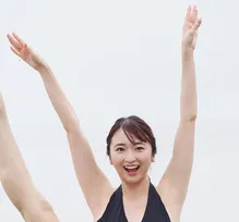 新体操で国体1位の実力者・桜本珠希、『FLASH』グラビア登場　砂浜で跳躍・Y字バランスも披露