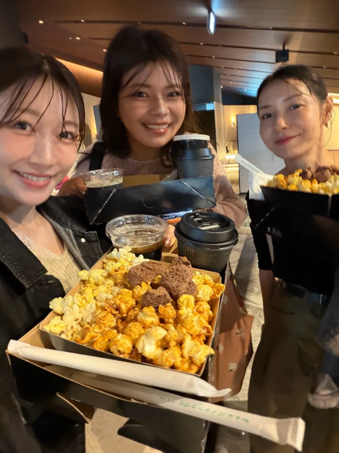 あいのり桃、1人6500円のプレミアム映画館を満喫　豪華ラウンジに感激「こんな体験めったにできない」「超快適！」