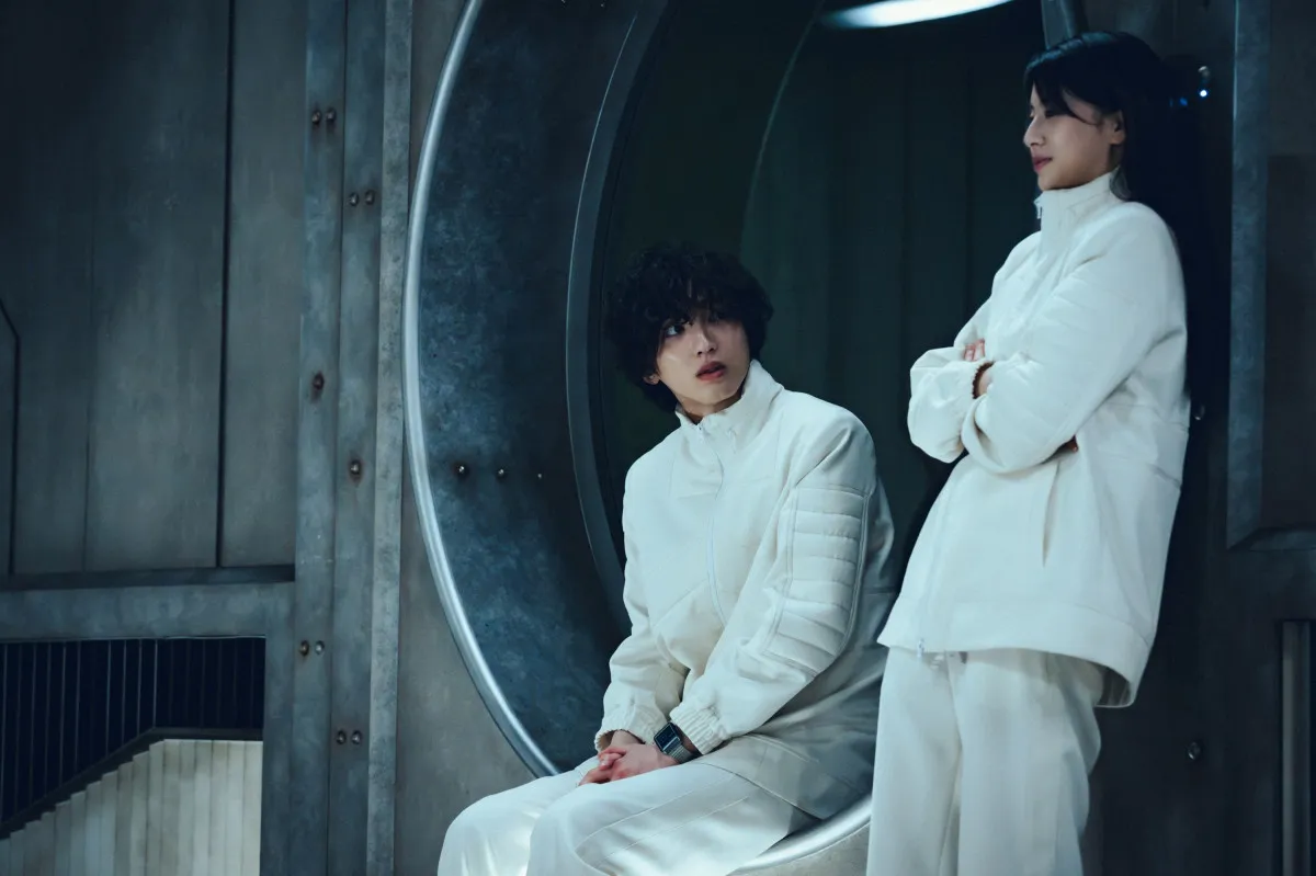 道枝駿佑＆出口夏希、実写映画『リバイアサン』場面写真公開　銃構え、返り血を浴び…壮絶な生き残りゲームを予感