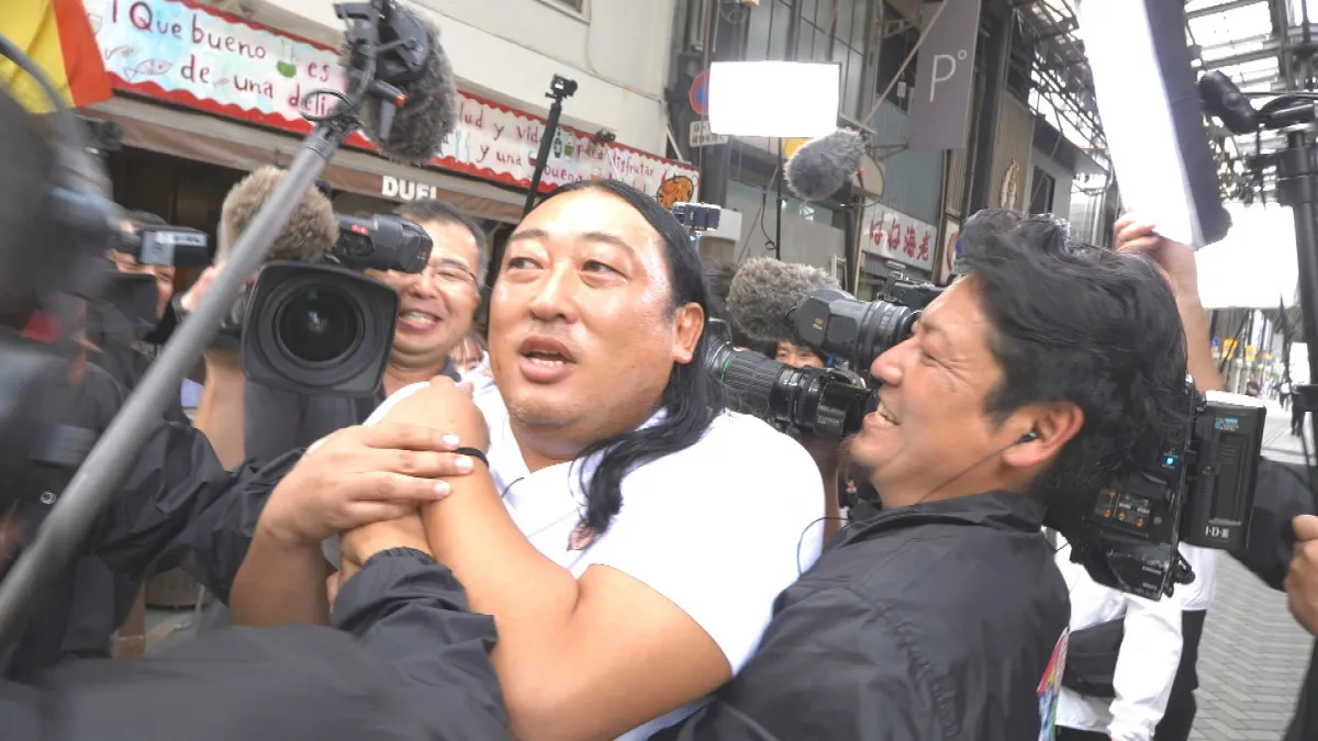 ロバート秋山、名古屋・円頓寺商店街で大乱闘に？　テレビ業界初クルーが走る「ロケ隊運動会」も