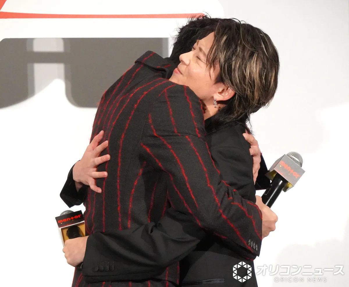 磯村勇斗＆Aぇ! group末澤誠也、アツいハグを生披露　吉田恵輔監督が“演出”「感極まった感じで」