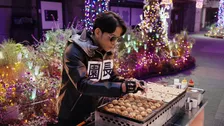 超ひらパー兄さん・岡田准一、主演映画オマージュ「TAKOYAKI」焼く【CM内容・見どころ・撮影エピソード全文あり】