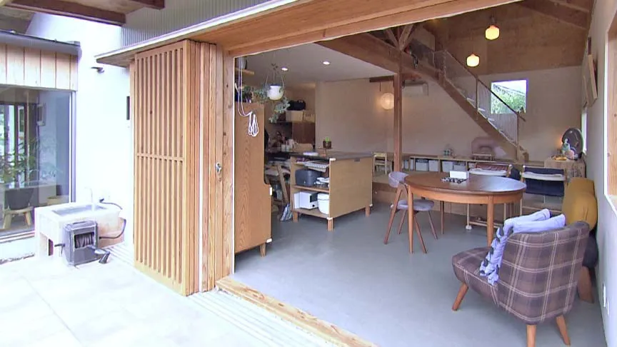 なぜ家の隣に“四角い塔”を建てたのか？　2層の図書室に込めた夫妻の夢…千葉の個性派住宅へ