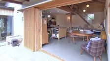 なぜ家の隣に“四角い塔”を建てたのか？　2層の図書室に込めた夫妻の夢…千葉の個性派住宅へ
