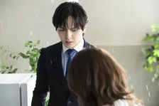 M!LK・吉田仁人主演『溺愛　～ 実は、最強ヒーロー ～』今夜スタート　真白（吉田仁人）、包帯を手に巻いて会社へ