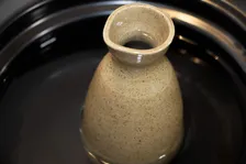 燗酒は「沸かしてから火を止める」が正解？ 菊水酒造が教えるおいしい温め方