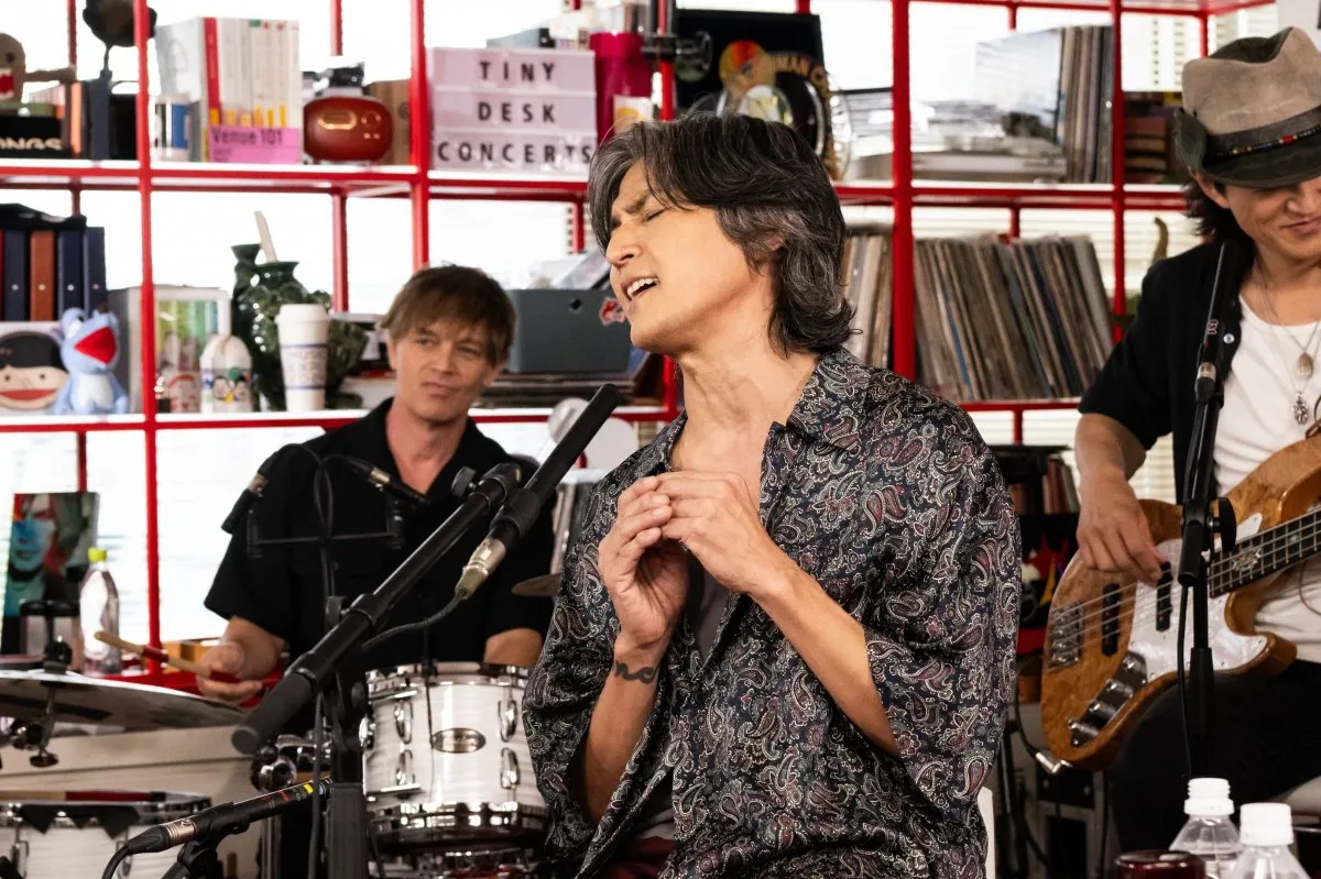 B'z稲葉浩志、NHK『tiny desk concerts JAPAN』伝説の29分を再放送　反響を呼んだ特別ライブが再び