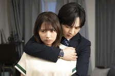 『溺愛』真白（吉田仁人）、家を飛び出した皐月（桃月なしこ）に遭遇　第2話場面写真公開