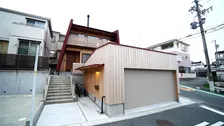 2段の土地を庭として活用…　建築費に驚き「収まりましたね！」1日放送『となりのスゴイ家』
