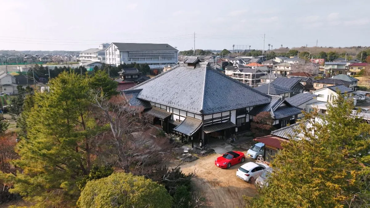 玄関を探すだけで5分以上　約3000坪の敷地内に建つ大豪邸を公開　家主は伝統を守り続ける72歳