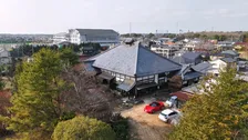玄関を探すだけで5分以上　約3000坪の敷地内に建つ大豪邸を公開　家主は伝統を守り続ける72歳