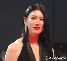 三吉彩花、胸元ざっくりドレスで登場　背中のタトゥーも見せる　『キングダム』カ燐は「光栄」