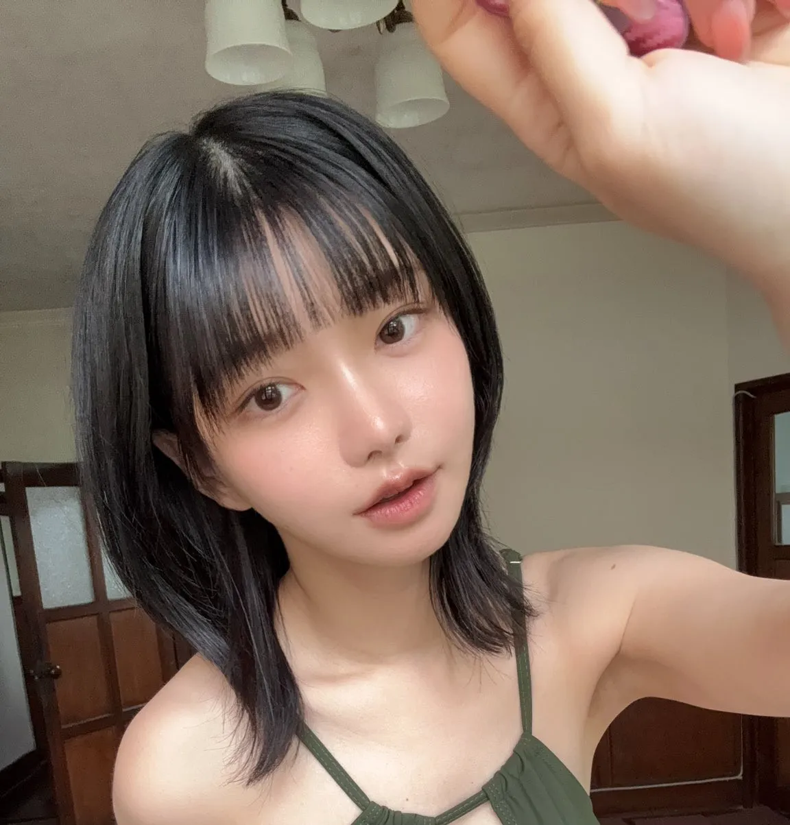 ヒップ92cmの美女漫画家、最新グラビアに大反響　布面積が少な目で「ドキドキする顔」