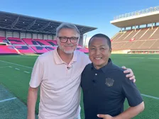 元サッカー日本代表監督・トルシエ氏＆森島寛晃氏、2ショット　場所は“演技のいい” ヤンマースタジアム長居