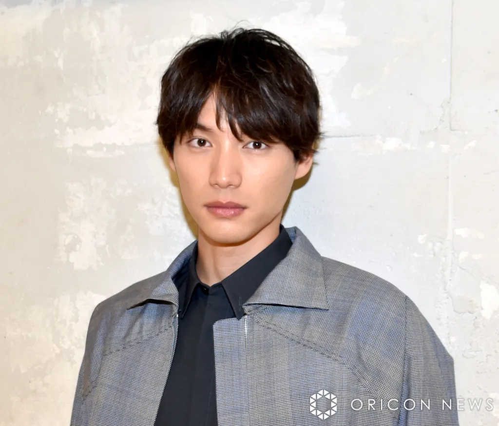 福士蒼汰、無精ひげ＆ゴツすぎる肉体を披露　衝撃ショットにファン「そりゃ、みんな気づかない」「腕の筋肉がすごい事に」