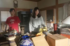 黒木華＆青木柚、“推し活”で意気投合　ペンライト片手に踊り狂う『マジカル・シークレット・ツアー』本編映像