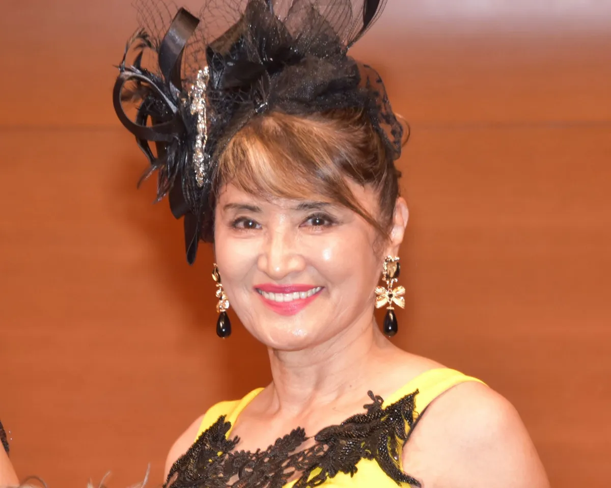 志穂美悦子、ボルドーカラーの愛車と2ショット　運転で故郷・岡山へ「花生けパフォーマンスとシャンソンを」