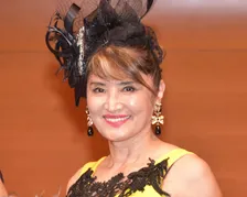 志穂美悦子、ボルドーカラーの愛車と2ショット　運転で故郷・岡山へ「花生けパフォーマンスとシャンソンを」