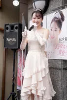 元宝塚歌劇団の娘役スター、錦糸町に登場　店頭で歌唱＆2ショ撮影会　有沙瞳「自分の存在を知っていただけたら」