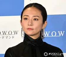 木村文乃、第2子出産後初の公の場　シックな黒の装いで笑顔振りまく