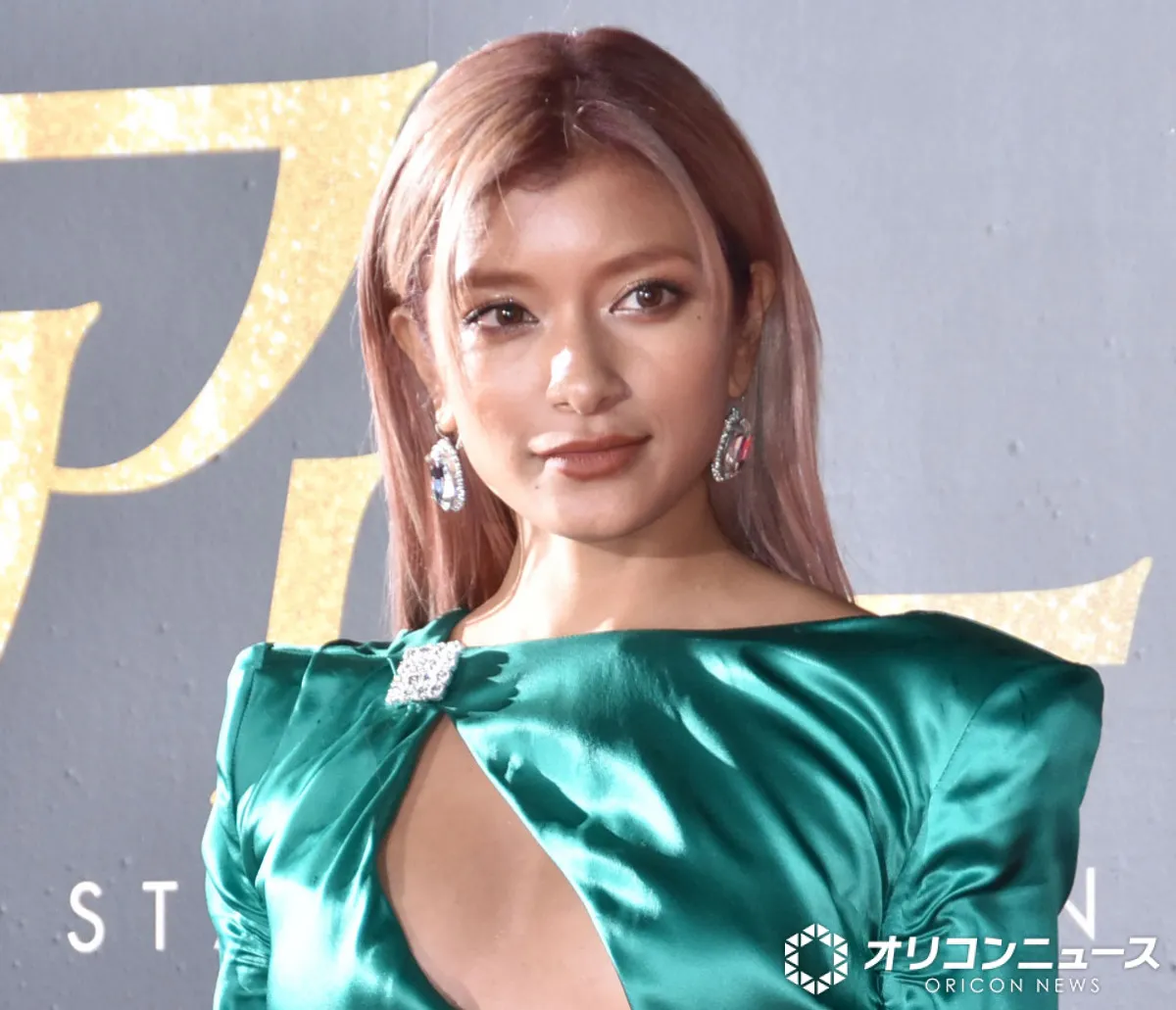 ローラ「千葉でプチ夏休み」　紐ビキニ姿の開放的ショット公開「美ボディー素敵～」「相変わらずスタイル抜群」