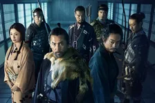 本木雅弘＆宮舘涼太、殿×家臣“探偵コンビ”で殺人現場の謎を検証　『黒牢城』本編映像解禁