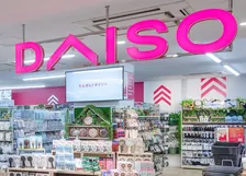 「DAISO」ロゴがNBAの舞台に　史上初…レイカーズ公式ダンス＆チアチームのユニフォームに採用　大創産業×レイカーズがパートナーシップ締結