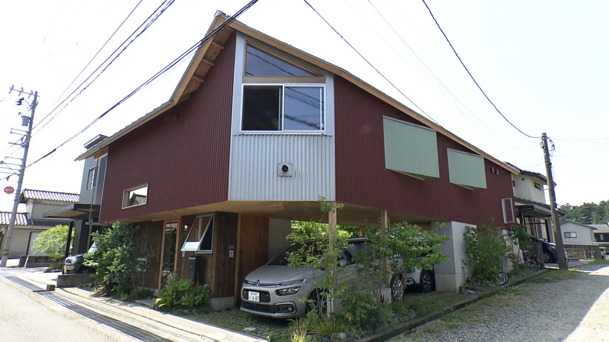 4人家族の新居、プライバシー＆日照確保を両立した秘密…敷地の3分の1が庭【住人十色】