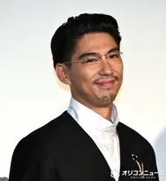 賀来賢人、客席をマジダッシュ　プロデュースする映画のグッズを配りまくる