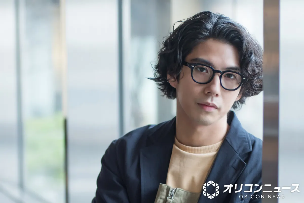 賀来賢人、下積み時代の“愛用バッグ”はコンビニ袋？「単純にお金がないからあれを…」　俳優仲間・仲里依紗が明かす