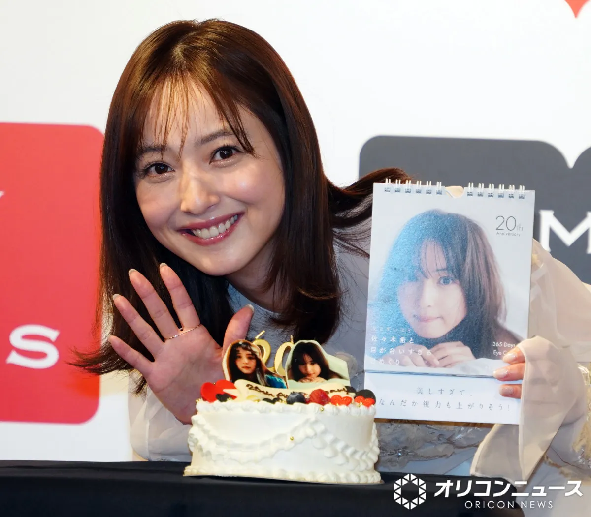 佐々木希、カレンダー先行公開に大反響で照れ笑い「私自身はちょっと恥ずかしいんですけど」　リアルな“普段の私”披露
