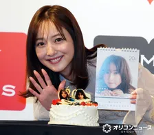 佐々木希、カレンダー先行公開に大反響で照れ笑い「私自身はちょっと恥ずかしいんですけど」　リアルな“普段の私”披露
