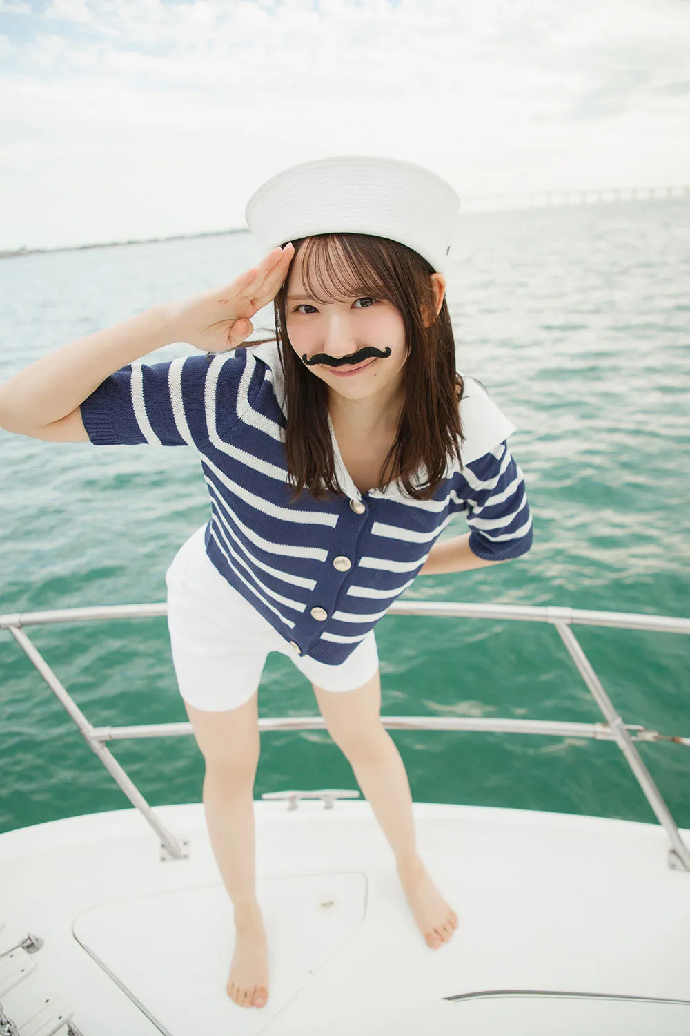 “かほりん船長”降臨！日向坂46藤嶌果歩、白肌輝くマリンルック　1st写真集 第5弾先行カット【コメントあり】