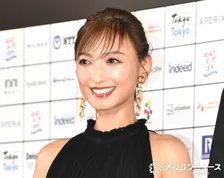 54歳・望月理恵、超ミニスカ生足美脚ショット公開　ファン絶賛「美魔女」「何て美しい取締役」「美脚で内容が全然入ってきません」