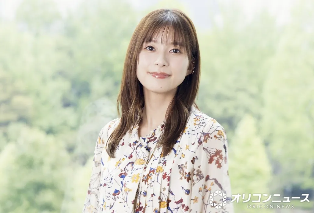 芳根京子、“ウエストチラ見せ”爽やか初夏コーデ披露に反響「うーん、好き！」「笑顔可愛くてスタイルかっこいい」