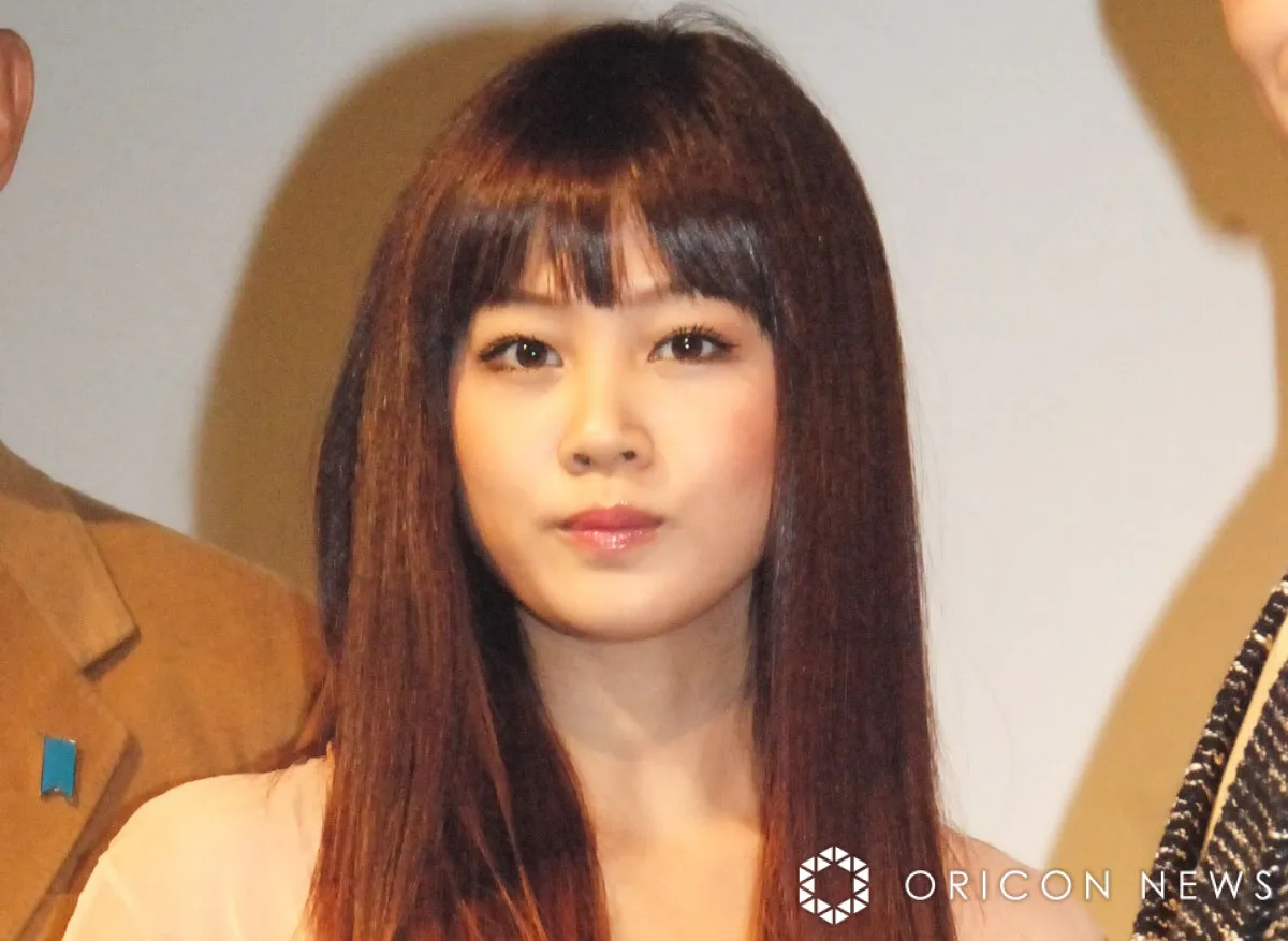 第1子妊娠中の元モー娘。新垣里沙、赤ちゃんの性別を発表　“ジェンダーリビールケーキ”で夫にサプライズ