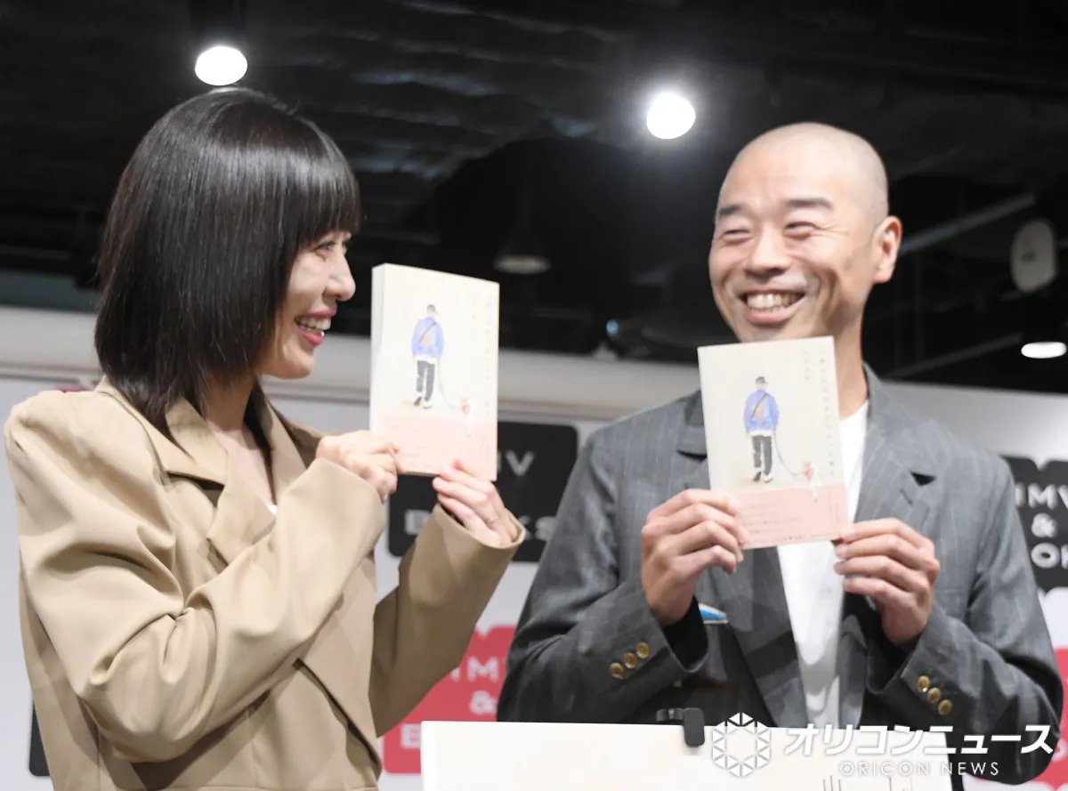 アキナ山名＆宇都宮まき夫妻、なんば駅前で「めっちゃ恥ずかしい」幸せすぎ赤面2ショット